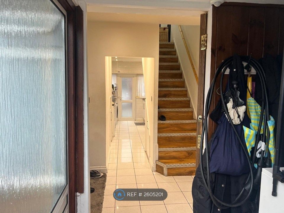 Property photo 2 of 11 Hall