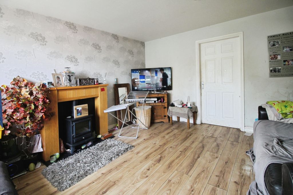 Property photo 2 of 11 Living Room