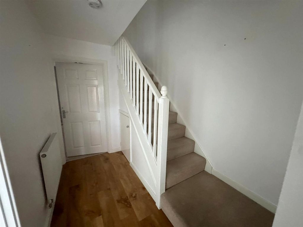 Property photo 3 of 21 Hallway_Balanced_Estate_Agent.Jpg