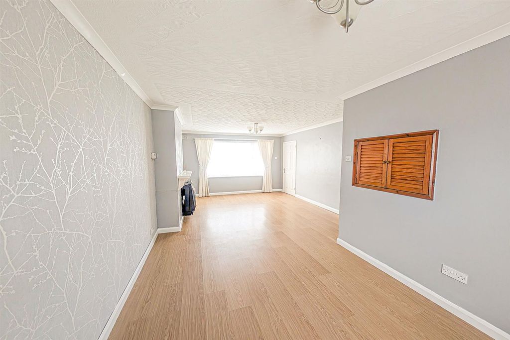 Property photo 3 of 14 Pxl_20260107_125102972.Raw-01 Lvg.Jpg