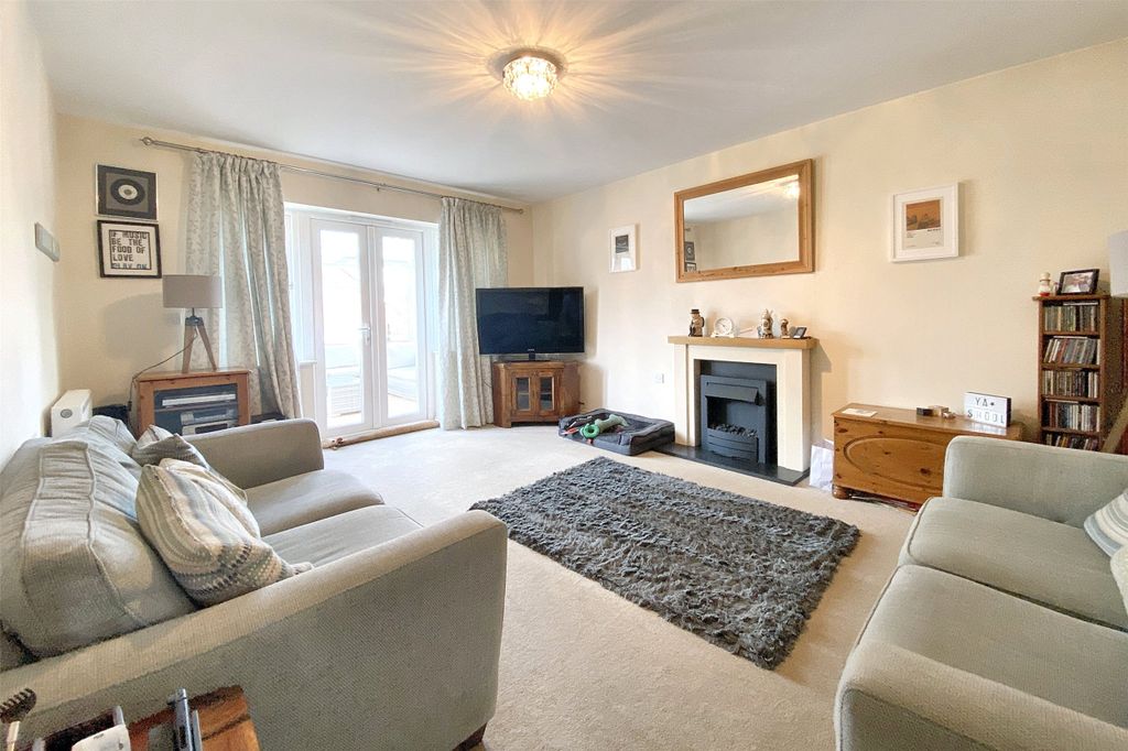 Property photo 3 of 14 Lounge