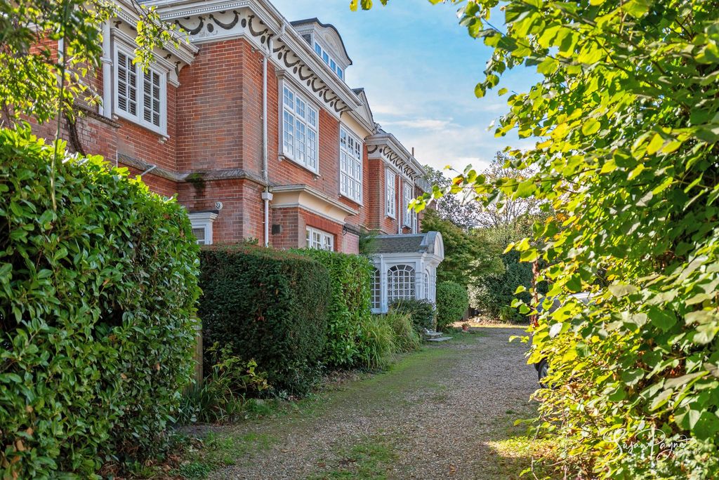 Property photo 2 of 32
