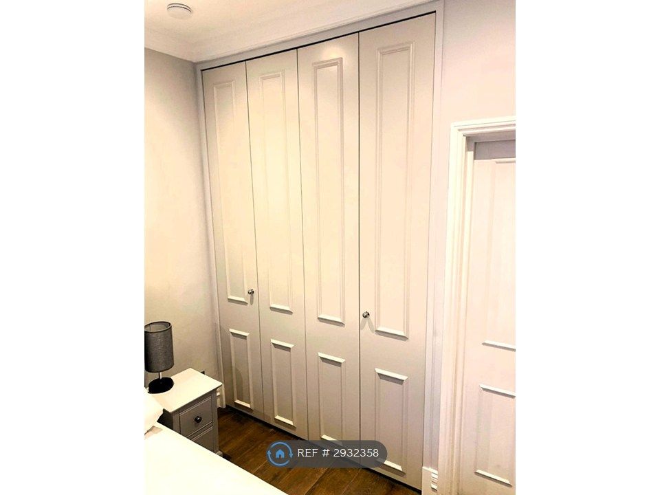 Property photo 2 of 12 Master Bedroom (Walking Wardrobe)
