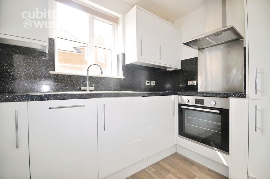 Property photo 2 of 10 Kitchen