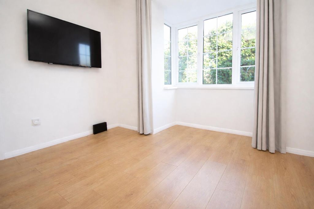 Property photo 2 of 12 Lounge