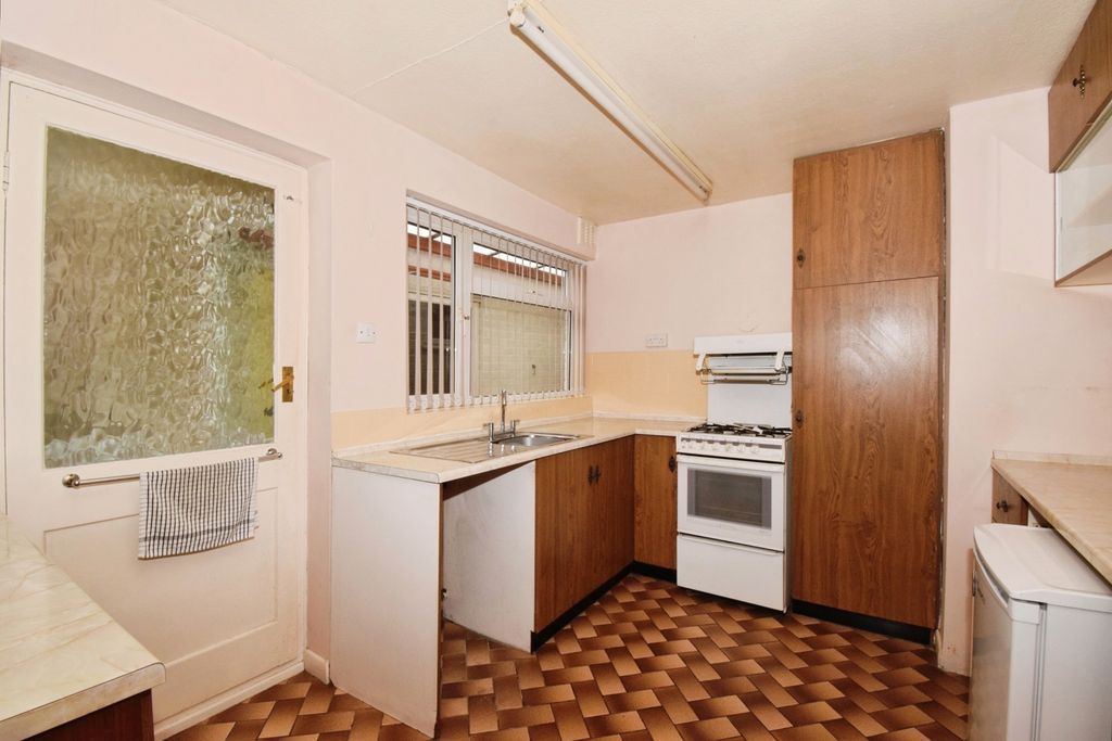 Property photo 3 of 17 Kitchen