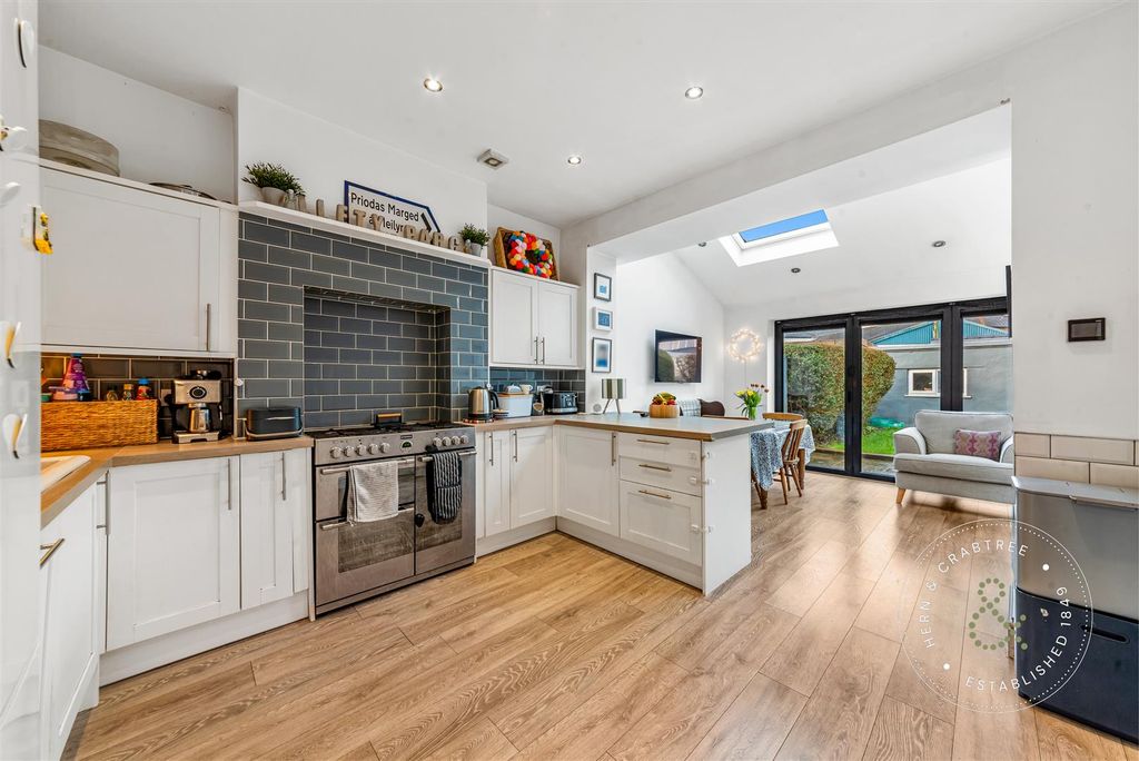 Property photo 3 of 28 Fairfield-Avenue-01.Jpg