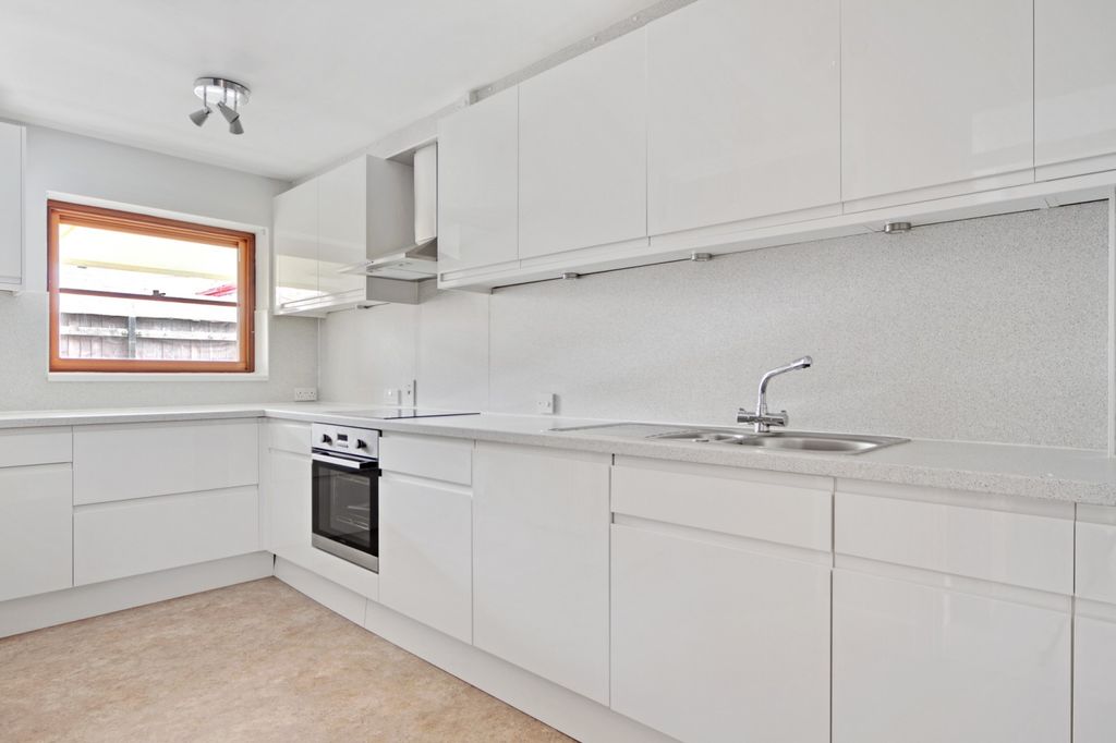 Property photo 3 of 10 Kitchen