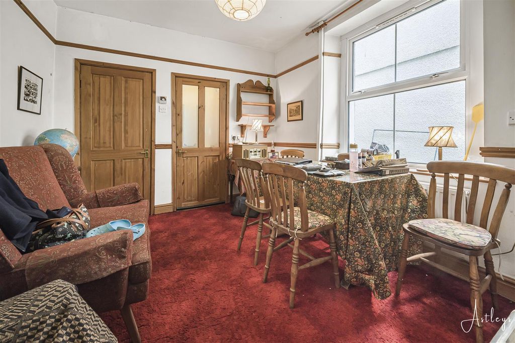 Property photo 3 of 17 Breakfast Room