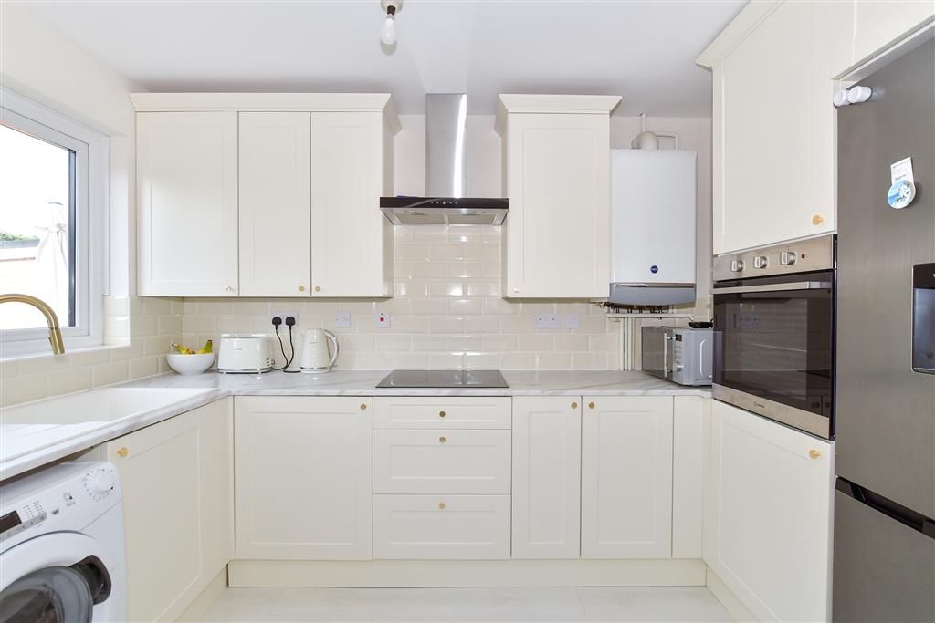Property photo 3 of 10 Kitchen