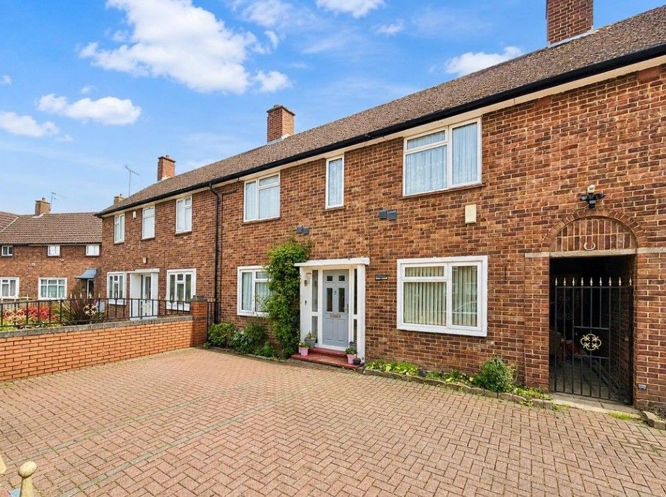 Property photo 1 of 14 3 Bed Terraced House To Rent Prestwick Close, Southall Ub2