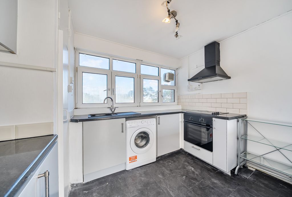 Property photo 2 of 10 1360634-11-68d526...