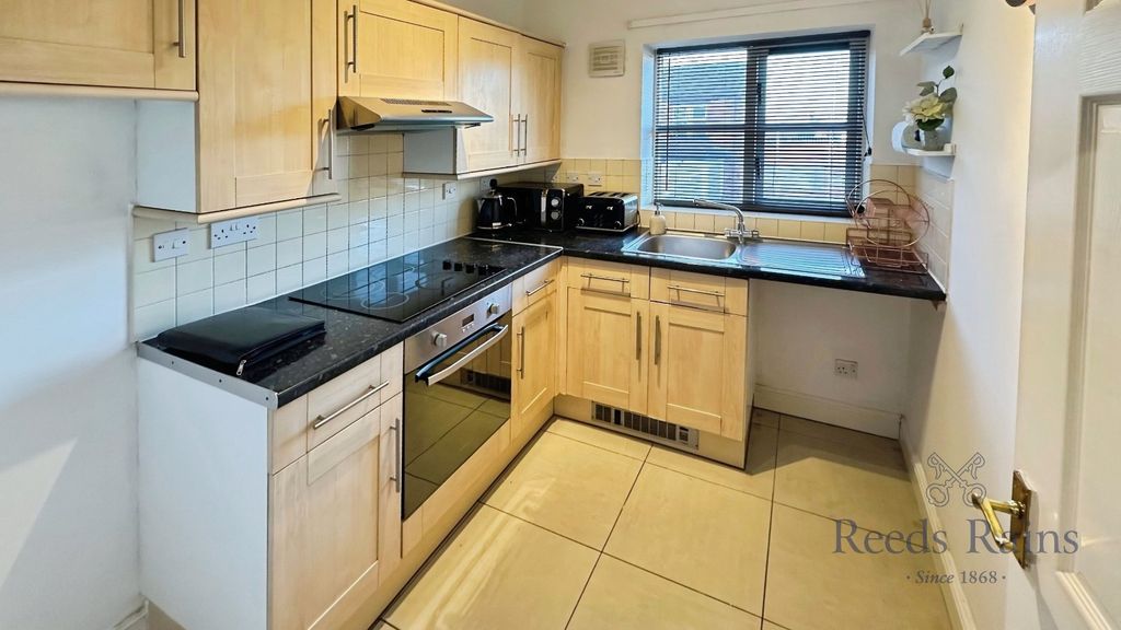 Property photo 3 of 8 Kitchen