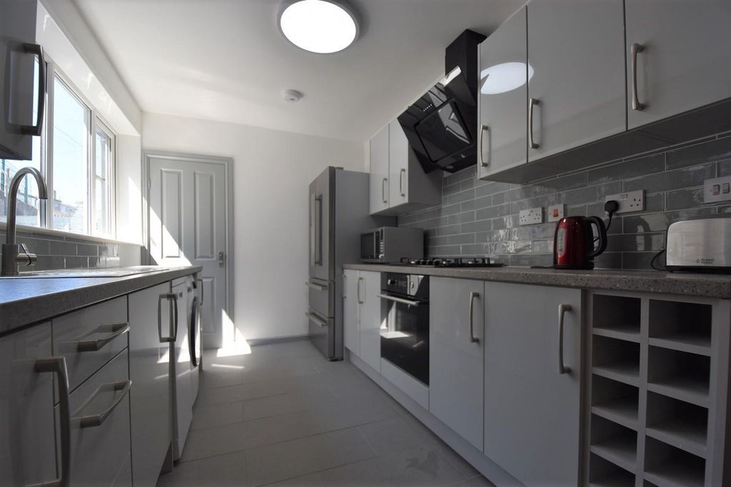 Property photo 2 of 11 Kitchen