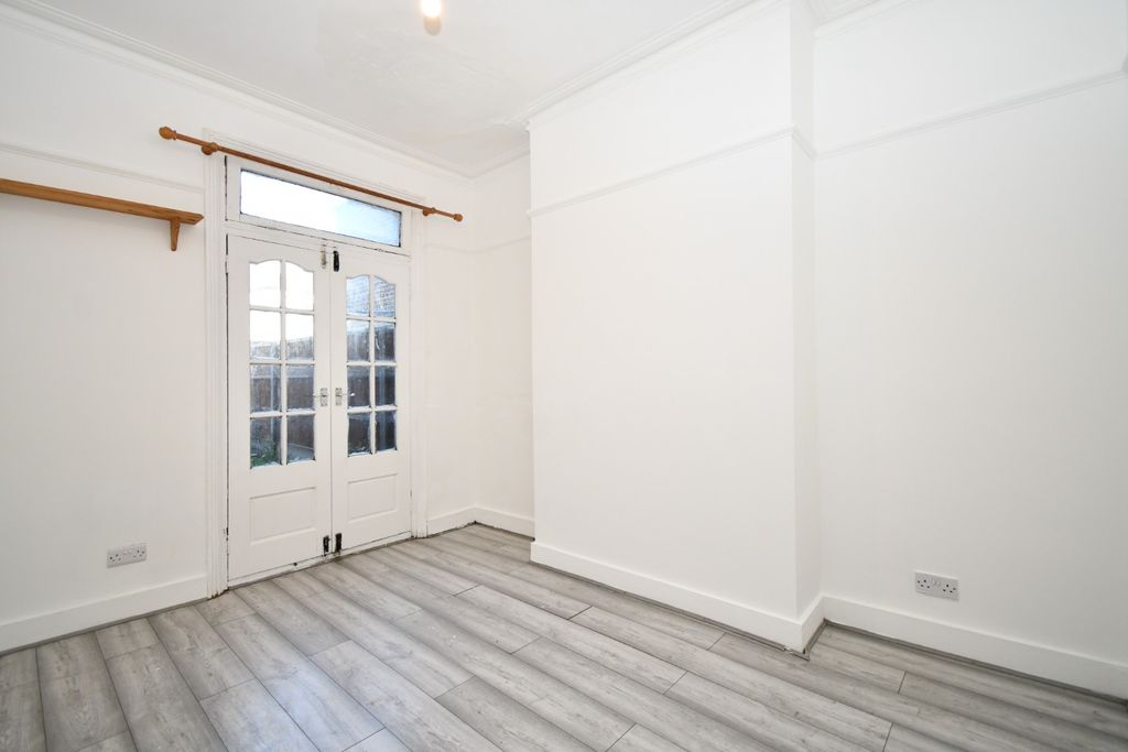 Property photo 2 of 8 1005453