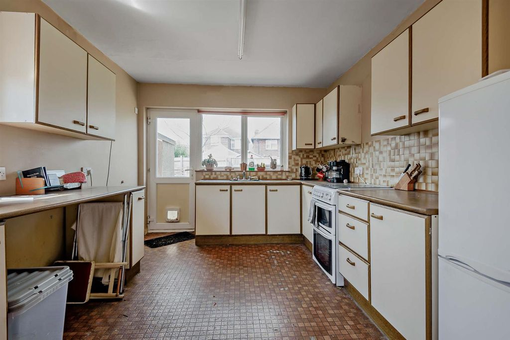 Property photo 2 of 16 8661253-Interior02-800.Jpg