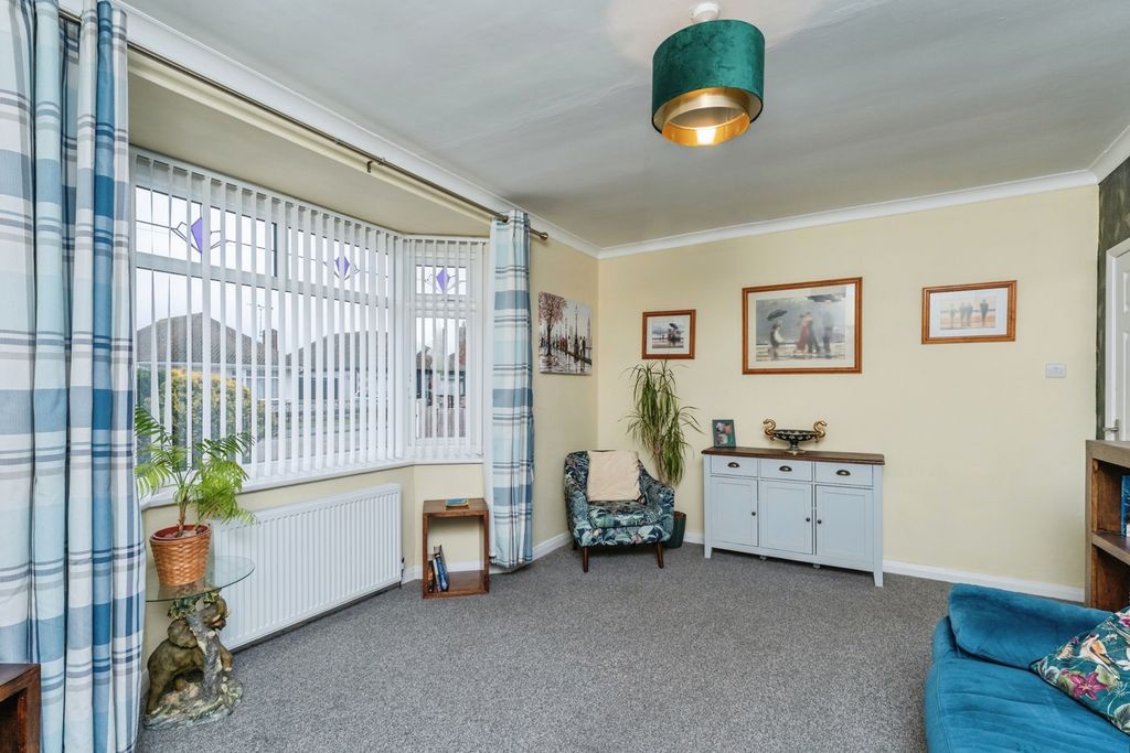 Property photo 3 of 18 Lounge