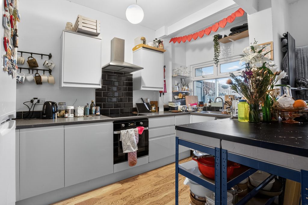 Property photo 2 of 19 Kitchen