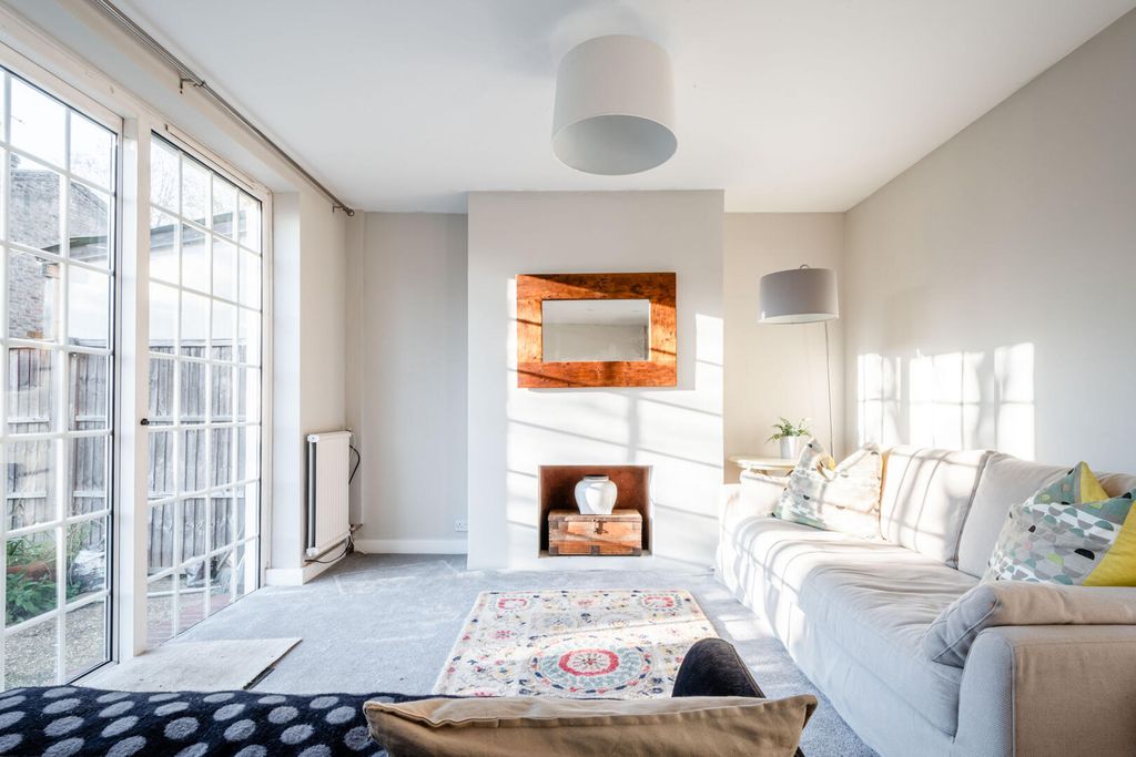 Property photo 2 of 11 Living Room