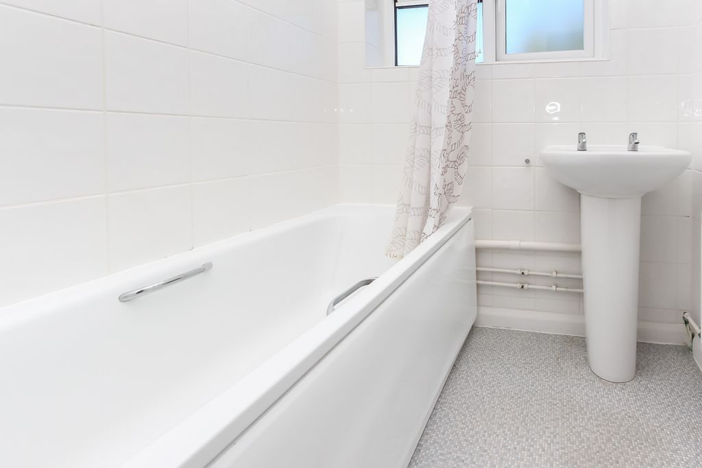 Property photo 3 of 9 Bathroom