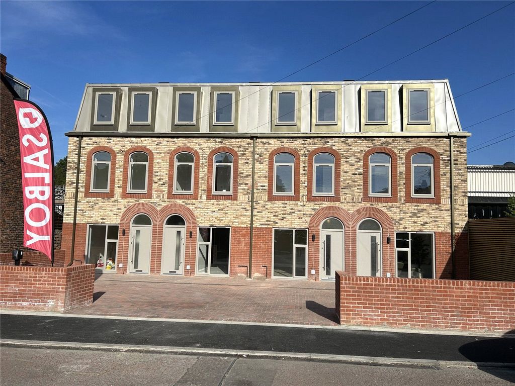Property photo 1 of 15 Stamford Park