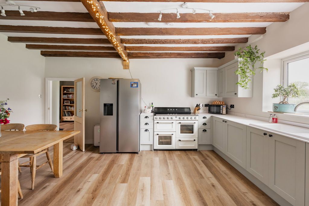 Property photo 2 of 31