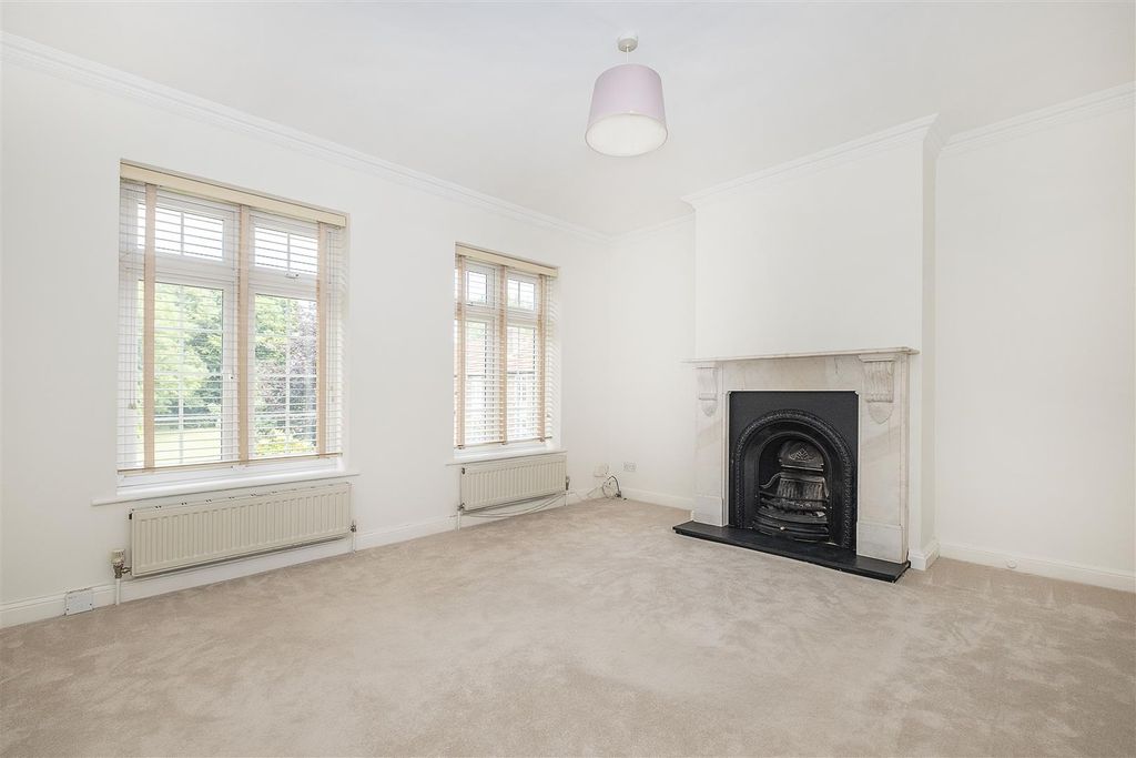 Property photo 2 of 16 32-Rythe-Court-0001.Jpg