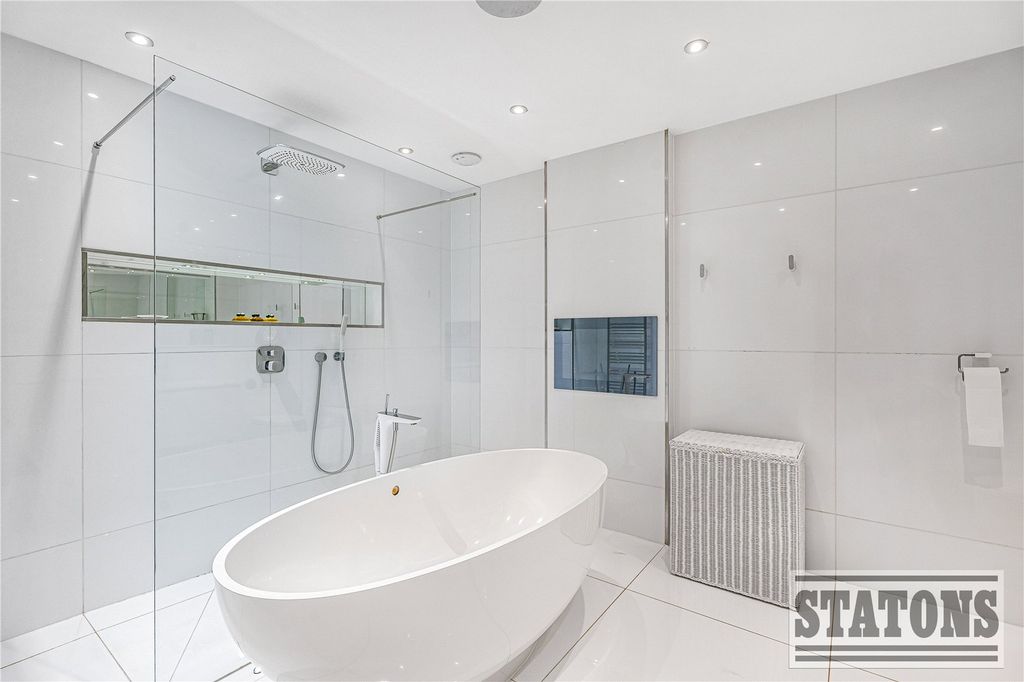 Additional image 9 of 3 bed flat for saleCockfosters Road, Cockfosters, Barnet EN4