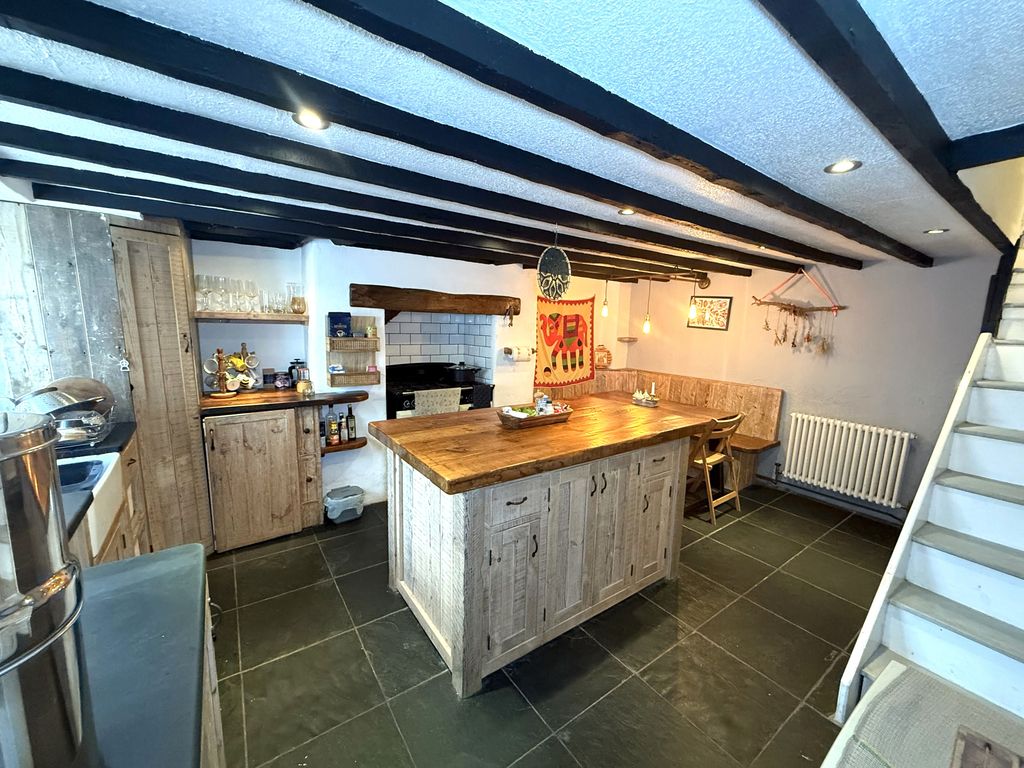 Property photo 3 of 16 Kitchen