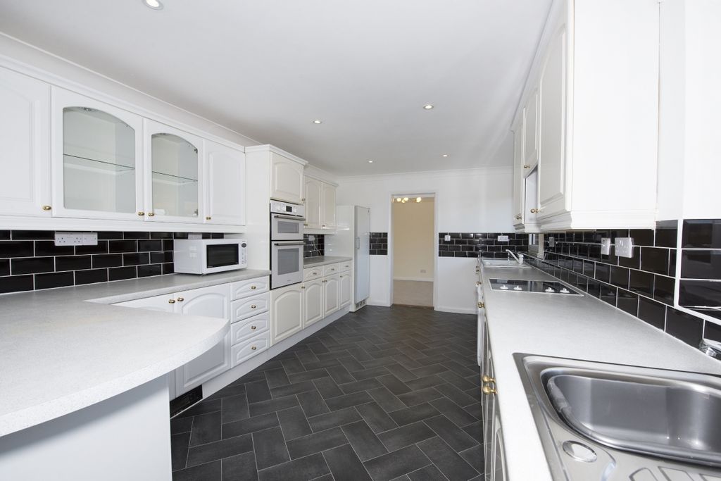 Property photo 2 of 8 Kitchen 2