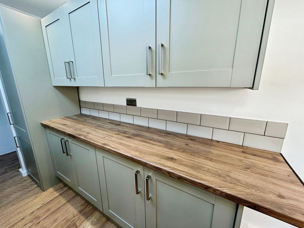 Property photo 3 of 17 Kitchen