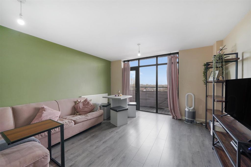 Property photo 3 of 14 1 The Roundway - Jkubaozyasbpw8Imquth.Jpg