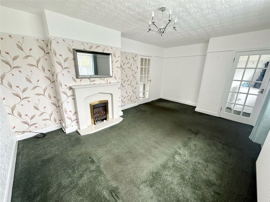 Property photo 3 of 19 Lounge