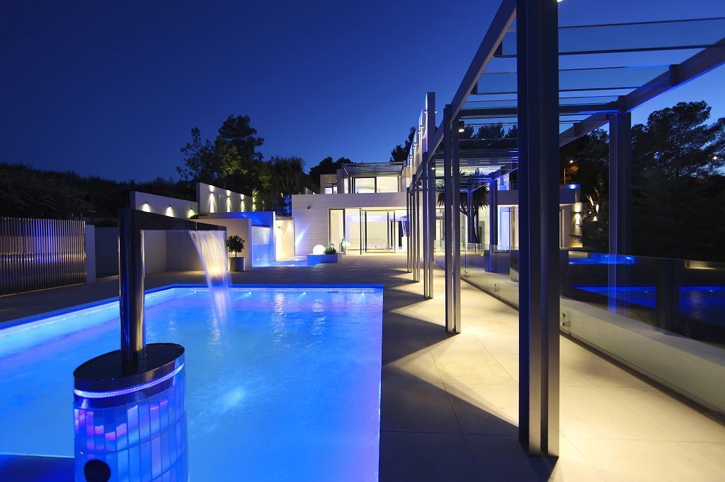 Property photo 2 of 31