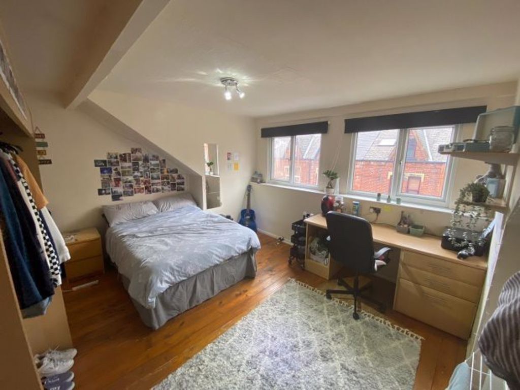 Property photo 3 of 12 Bright And Cozy Double Bedroom Featuring A Comfort...