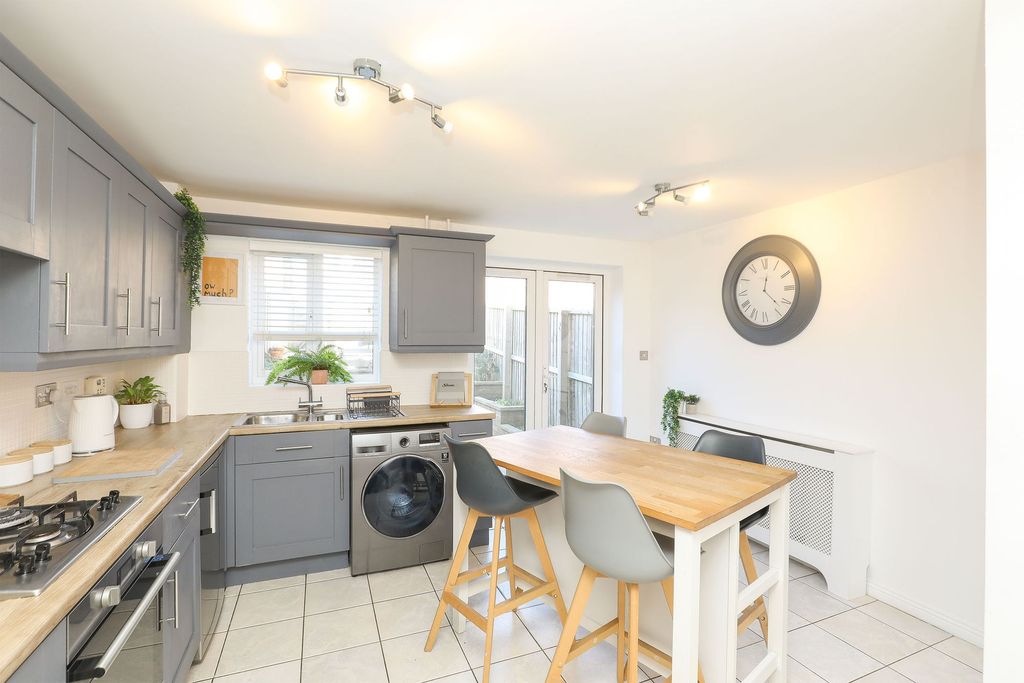 Property photo 2 of 27