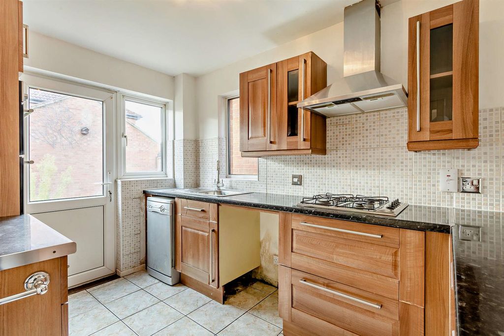 Property photo 3 of 12 8664121-Interior11-800.Jpg