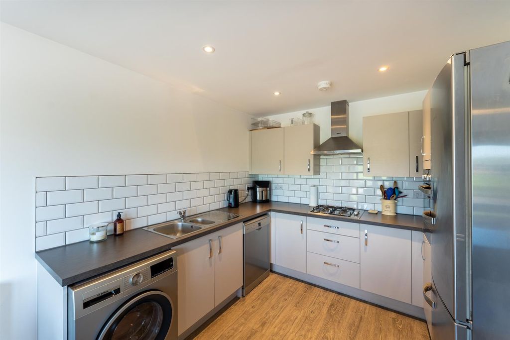 Property photo 2 of 24 14 Cowleaze 6.Jpg
