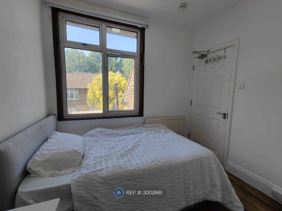 Property photo 3 of 11 1) 4 Bed House
