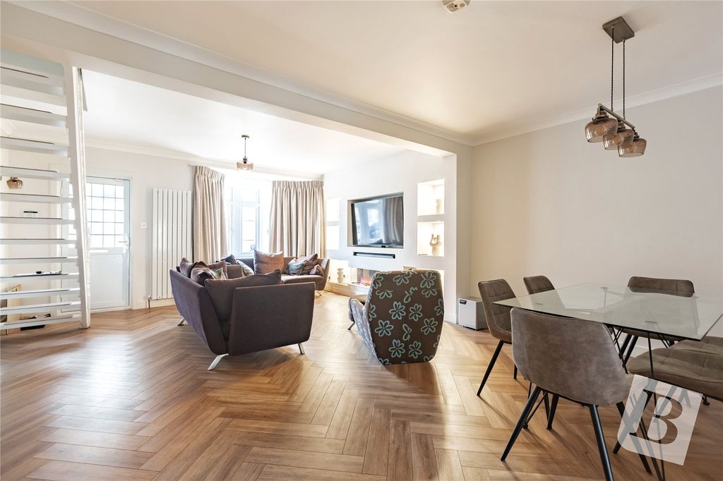 Property photo 1 of 33 Lounge