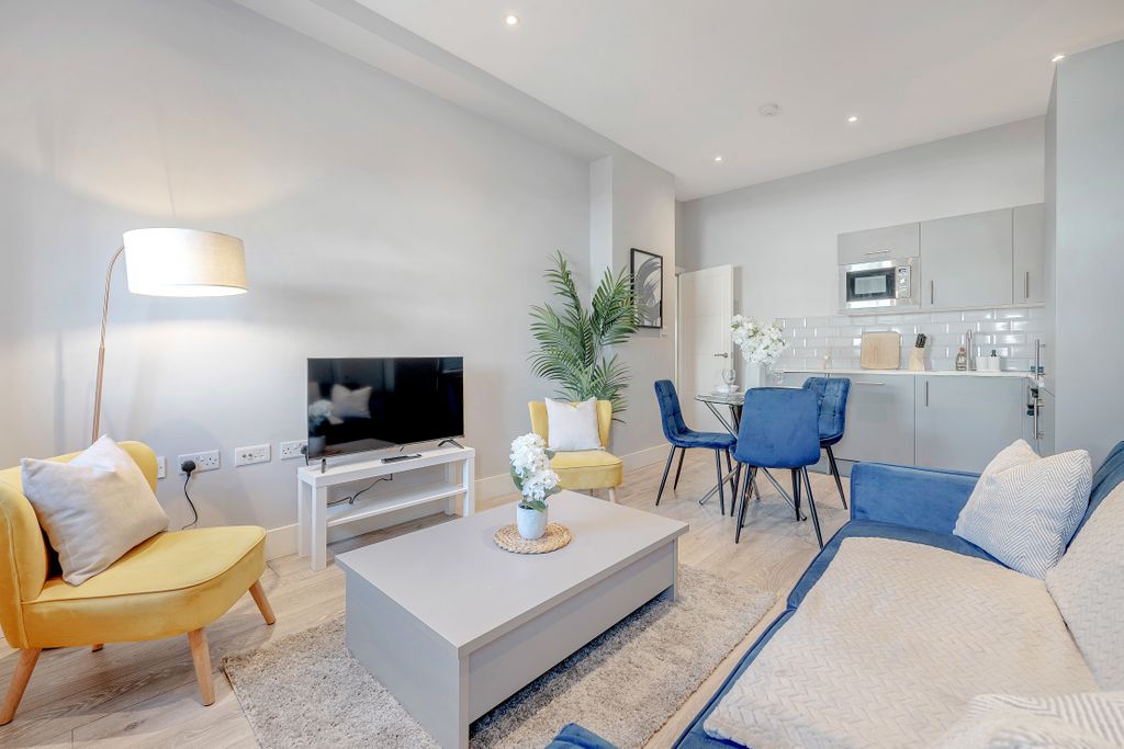 Property photo 2 of 9 Living Room/Kitchen