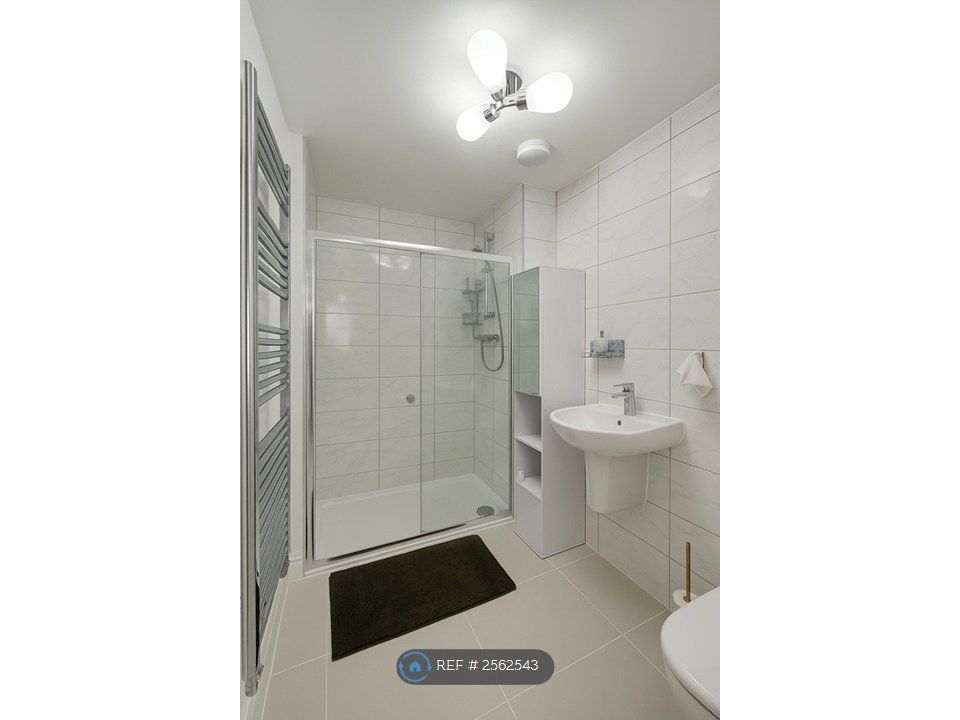 Property photo 2 of 11 Ensuite