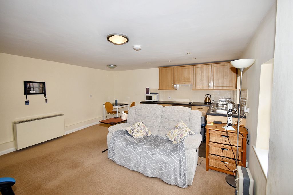 Property photo 3 of 8 Flat 1, 10 High Street, Stokesley, North Yorkshire Ts9 5Dq