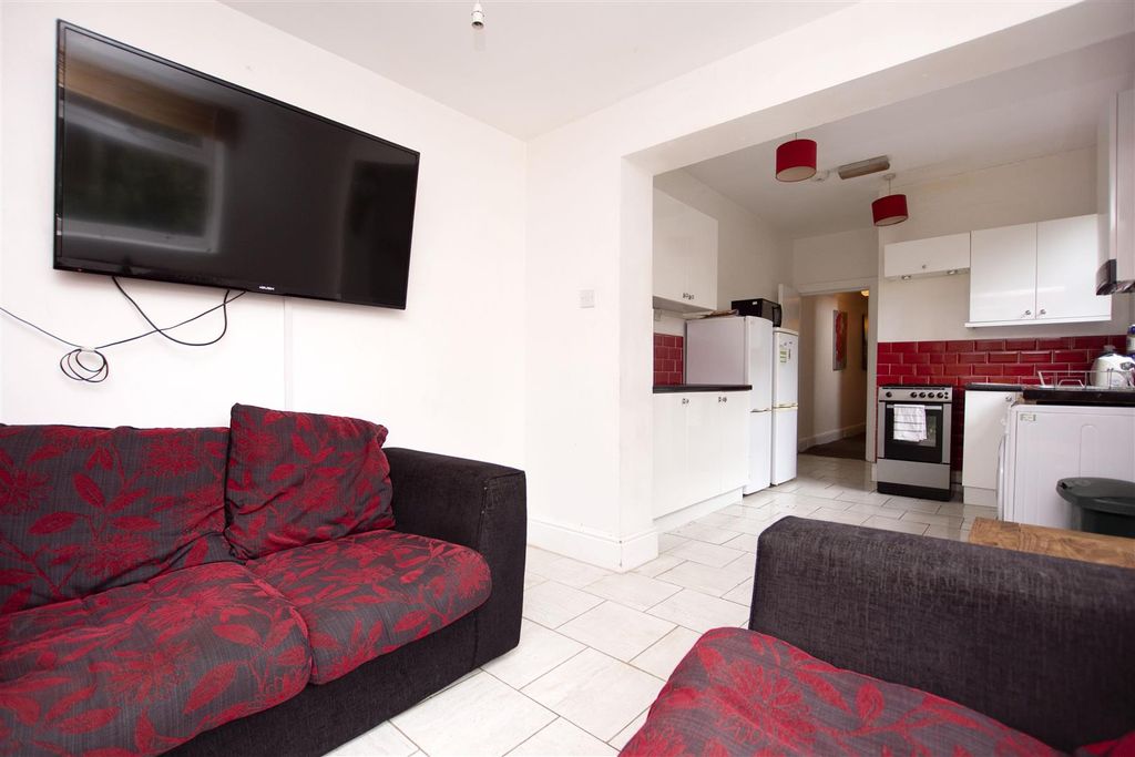 Property photo 2 of 11 Approach