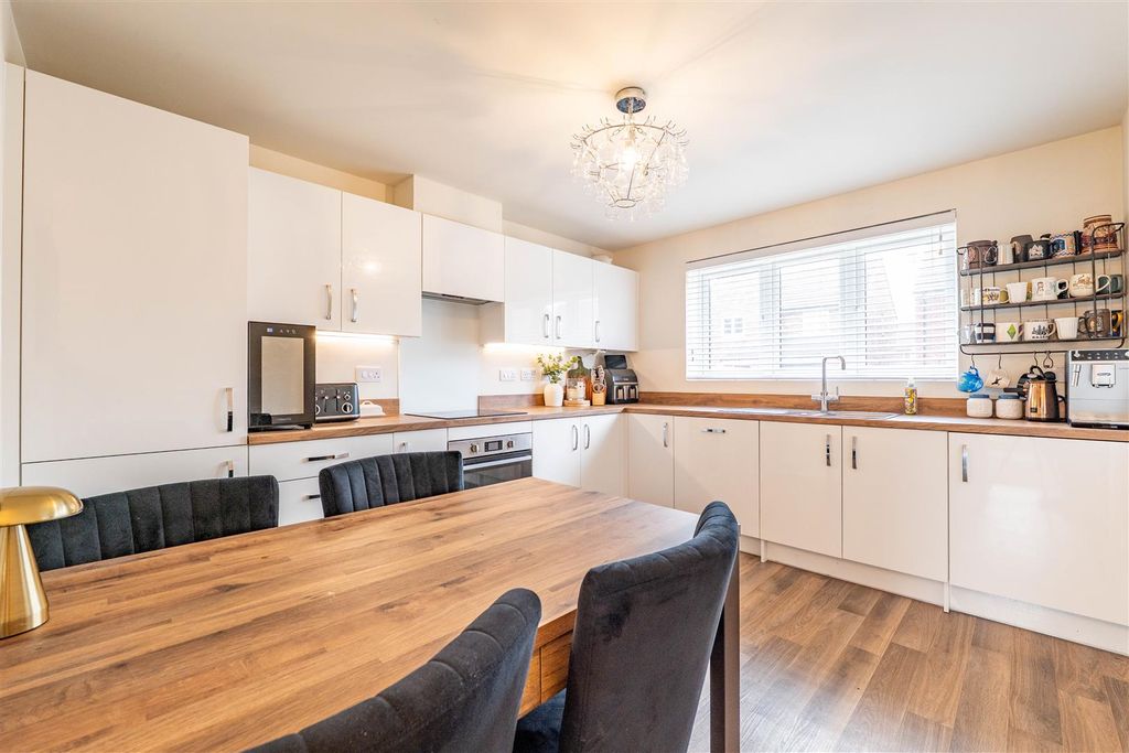 Property photo 2 of 22 Kitchen/Dining Room