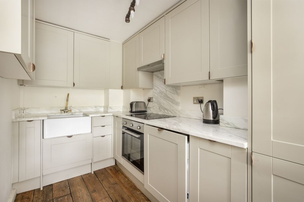 Property photo 2 of 11 .