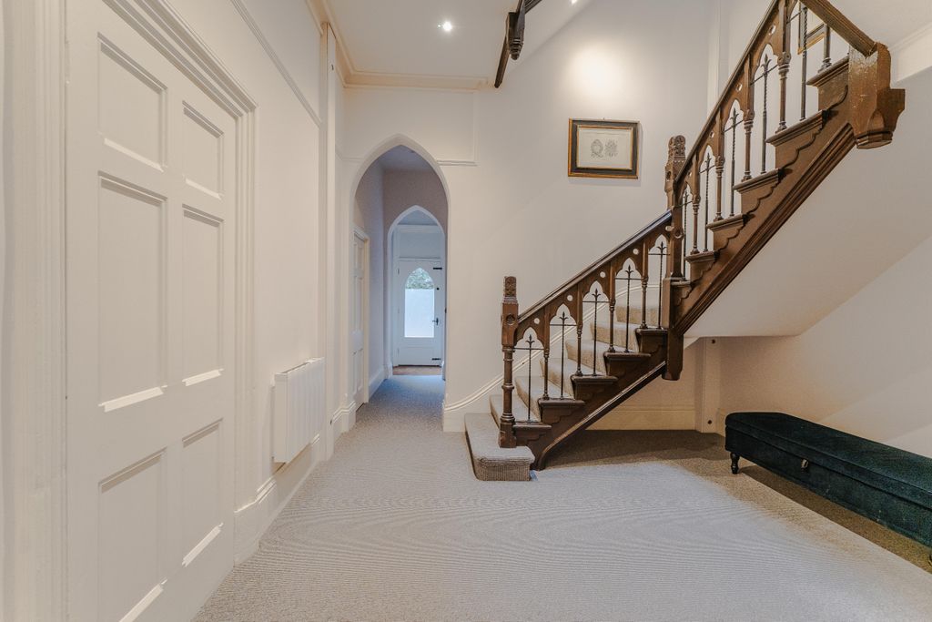 Property photo 2 of 25