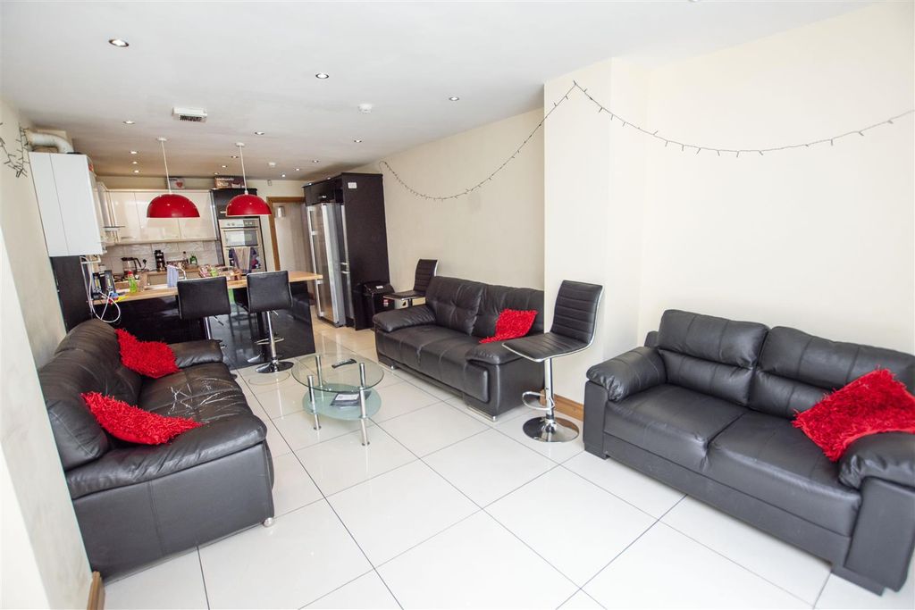 Property photo 1 of 12 Approach