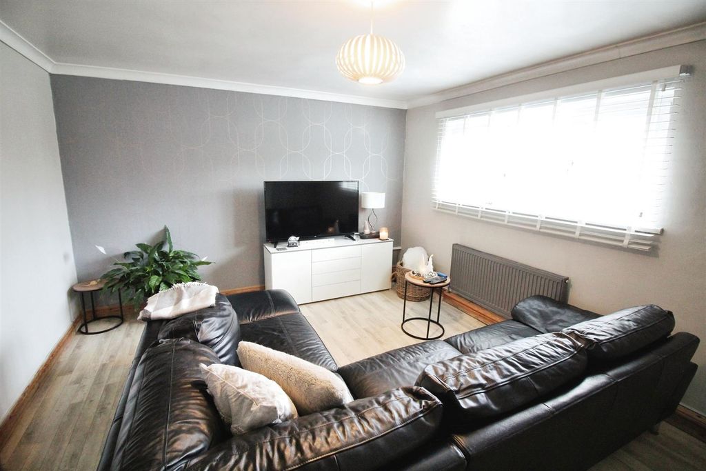 Property photo 2 of 12 Lounge