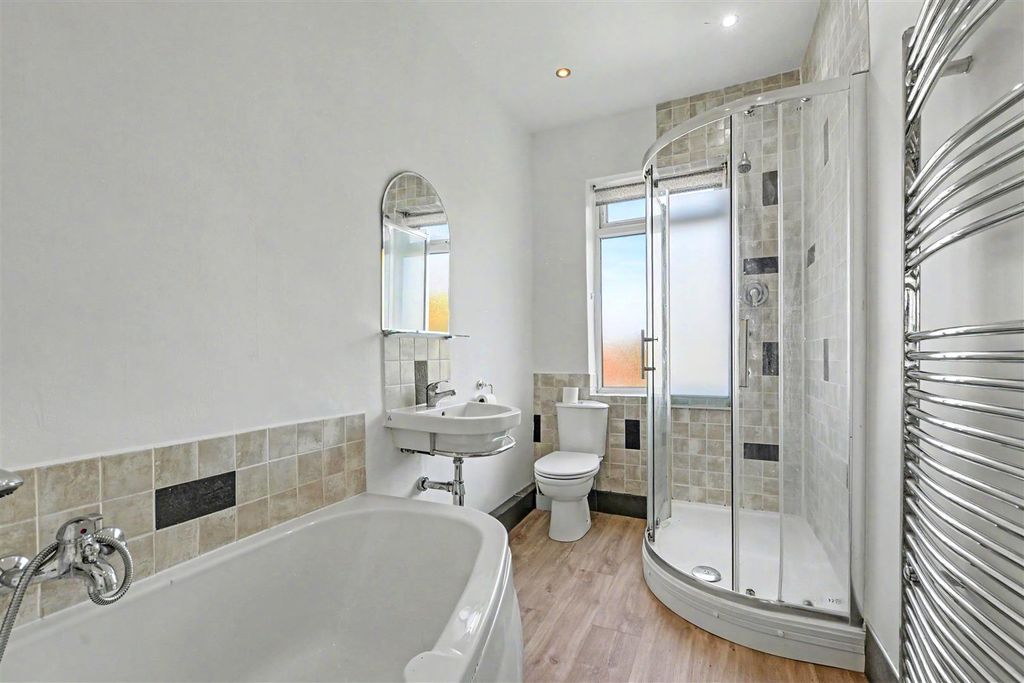 Property photo 3 of 14 Bathroom.Jpeg